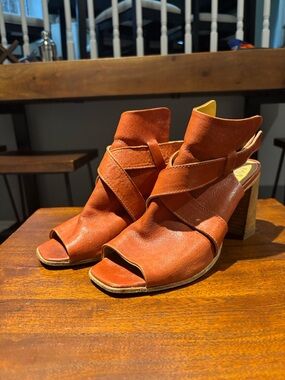 Vero Cuoio Mimosa Women's Open-Toe Block Heel Sandals in Rust Brown